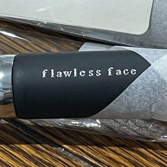 I.D Bare Escentual Brushes - 2 Flawless Face Brushes #28 - Picture 2 of 8